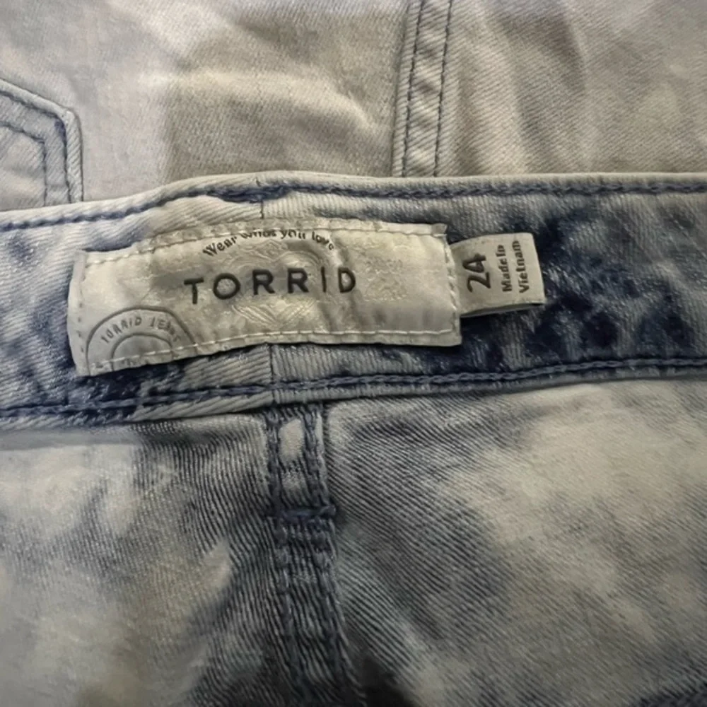 Torrid Distressed Acid Wash Beaded Inset‎ Denim Shorts Size 24